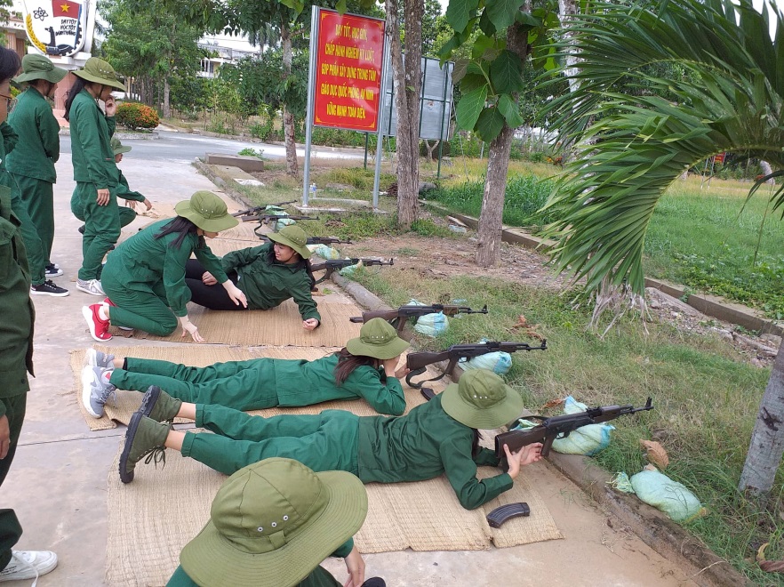 Dù phải học tập và rèn luyện dưới nắng hè nhưng các bạn sinh viên Trường DLA vẫn không hề mệt mỏi