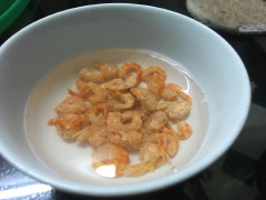 Sơ chế nguyên liệu: thịt cắt lát, ướp chung với muối, tiêu, nước mắm. Tôm khô xát muối, ngâm trong nước ấm từ 3 - 5 phút. Bông cải trắng rửa thật sạch sau đó luộc sơ qua. Cắt nhỏ khoai tây và xay nhuyễn với ít phô mai hoặc sữa tươi không đường.