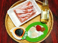 Thịt ba chỉ chị miếng to bản, da nhiều khi chín sẽ ngon hơn. Thịt mua về đem cạo sạch phần bì (da) rồi rửa với giấm và muối cho hết mùi hôi, sau đó rửa lại vài lần qua nước hơi ấm 1 chút.