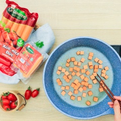 Bắc chảo dầu nóng cho xúc xích Đức đã cắt hạt lựu vào chiên vàng đều các mặt.