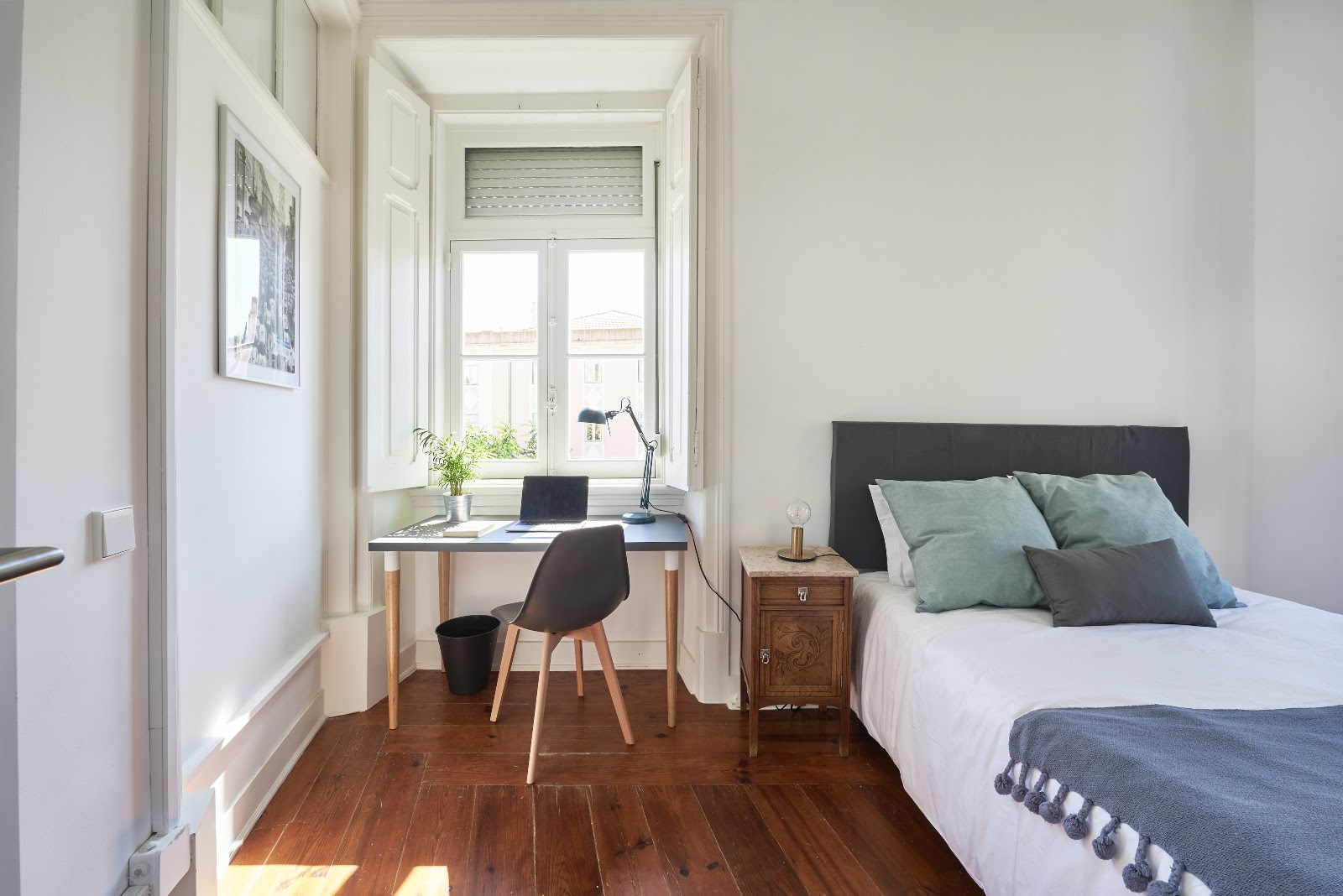 PR6#R2 - Sunny bedroom in Príncipe Real