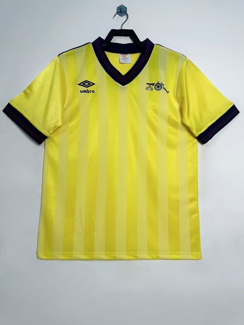 Equipación de visitante del Arsenal 1983–86.jpeg