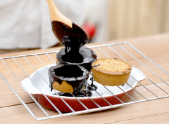 Bánh nướng chín, lấy ra, để nguội rồi phủ lớp sốt chocolate lên bên ngoài. Để yên cho lớp chocolate đông lại rồi trang trí với cam tươi, bánh, kẹo vụn rồi thưởng thức.