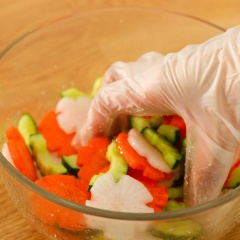 Chuẩn bị đồ chua: Tỉa hoa, thái lát mỏng 50gr củ cải trắng và 50gr cà rốt. Cắt đôi, bỏ hạt, thái lát dày 0,5cm 50gr dưa leo. Bóp sơ 3 loại rau củ với 3gr muối và 30gr đường, để yên 15 phút cho ngấm.