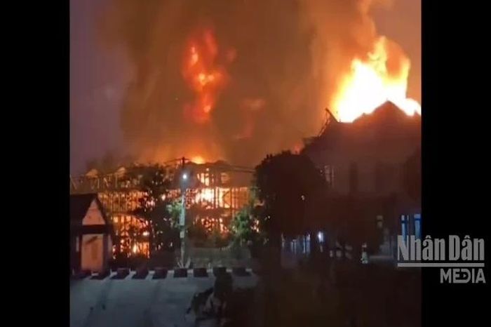 [Video] Hà Nội: Xưởng sơn cháy 2 tiếng chưa tắt, khói lửa đỏ rực một góc trời - Báo Nhân Dân