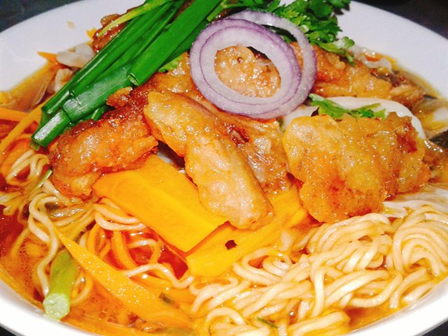Mì Thịt Chiên Sốt Tương Ớt