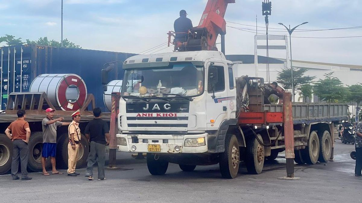 Gia Lai: Cuộn thép khoảng 8 tấn rơi khỏi xe đầu kéo khiến dầu chảy tràn QL19 gây ùn tắc - Báo Xây Dựng