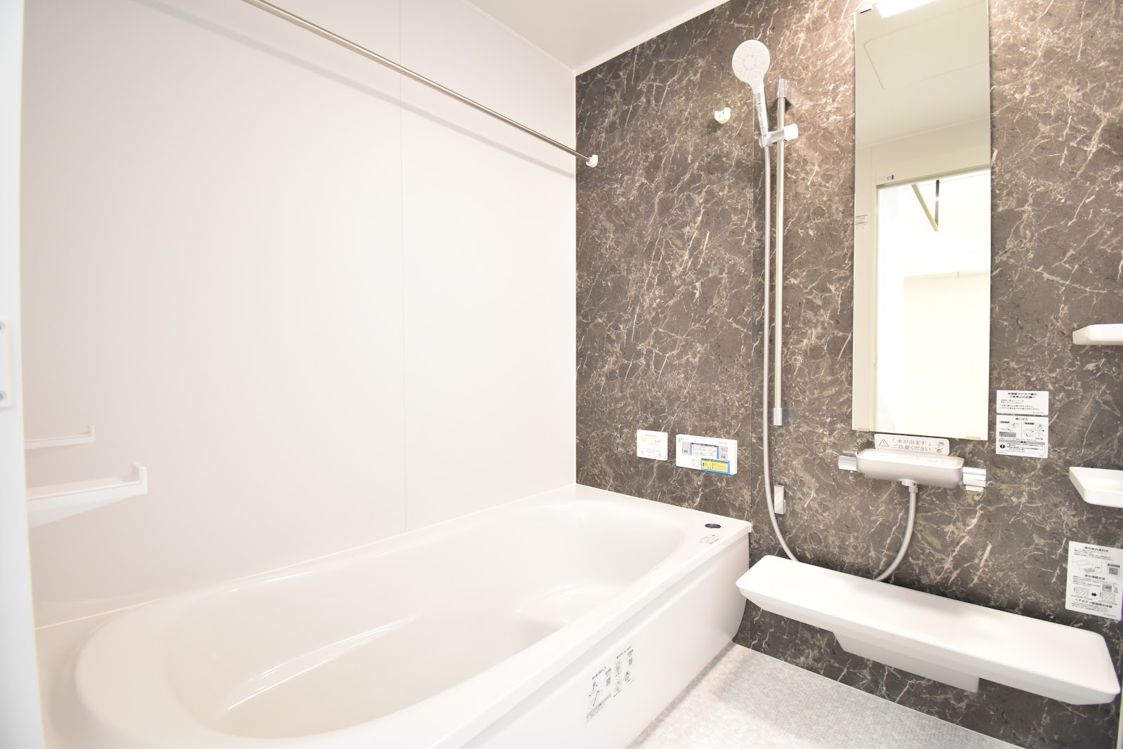 日中の照明の様子、浴室