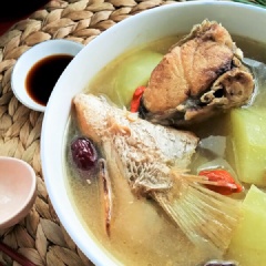 Múc canh ra tô và dùng nóng. Canh cá đu đủ bổ dưỡng với đu đủ chín mềm ngọt cùng cá chín béo thơm hấp dẫn. Đây là món ăn rất thích hợp cho những mẹ bầu sau sinh ăn nhiều để có nhiều sữa nhé!
