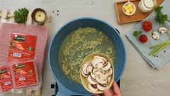 Cho vào chảo 2 muỗng canh dầu olive rồi cho hành tây vào phi thơm, sau đó cho nấm mỡ vào đảo đều đến khi mềm. Khi nấm chín thêm 150ml whipping cream, nêm gia vị với 1/2 muỗng cà phê muối, 1/2 muỗng cà phê tiêu.
