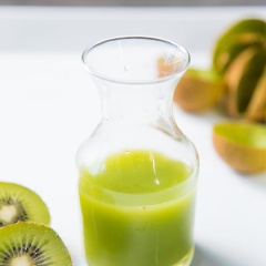 Kiwi rửa sạch, gọt vỏ, thái nhỏ, đem ép hoặc xay lấy nước. Lá bạc hà rửa sạch, để ráo. bạn chuẩn bị sẵn các ly có đá viên và vài lát chanh nhé. Cho đá viên, siro đường, nước cốt chanh, nước ép kiwi, rượu tequila, rượu cointreau vào một cái bình pha cocktail, lắc đều rồi rót ra ly.