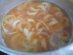 Nước dùng gà nấu sôi, cho da heo đã ướp vào nấu 4-5 phút là tắt bếp. Sau đó vớt lá gelatine cho vào hòa tan. Đổ hỗn hợp này vào tô hay khuôn đã lót sẵn hành lá ớt sừng cắt nhỏ, chờ nguội cho vào ngăn mát tủ lạnh để vài tiếng cho da heo đông mới đổ ra dĩa.