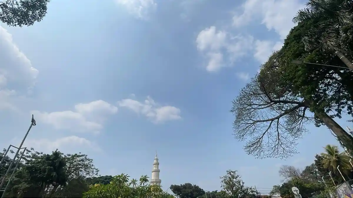 Suasana cuaca cerah dan terik di wilayah Kota Bogor pada siang hari.
