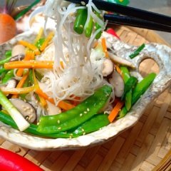 Cuối cùng là ta cho nấm đã xào+rau củ xào vào phần hủ tiếu rồi trộn đều tất cả với nhau. Bày ra dĩa và rắc tí mè rang để món ăn bắt mắt hơn.