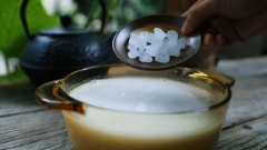 Đổ hỗn hợp sữa gạo hạnh nhân vào nồi, thêm 30g đường phèn, đun sôi với lửa nhỏ.