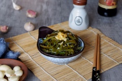 Bày trí tảo bẹ ra đĩa nhỏ và thưởng thức. Tảo bẹ trộn tỏi là món salad đơn giản dễ thực hiện. Đặc biệt trong tảo bẹ rất giàu các vitamin, muối khoáng, các nguyên tố vi lượng dạng vết và các enzyme rất tốt cho sức khỏe, thích hợp làm món ăn kiêng tuyệt vời cho chị em.