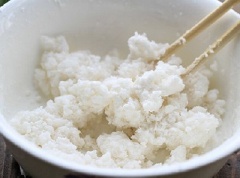 Trong 1 tô lớn, trộn bột mì, bột năng, muối, dầu ăn với nhau. Sau đó từ từ đổ 190 ml nước sôi vào. Dùng đũa đảo đều hỗn hợp bột.