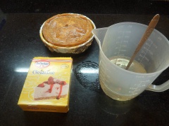 Cho bánh vào lò và nướng khoảng 1 giờ đồng hồ. Trong lúc đó cho 1 gói gelatine vào nước nóng khuấy đều. Lấy bánh ra thì đổ nước gelatine vào bên trong bánh qua lỗ hở ở giữa.