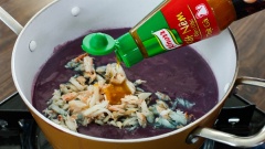 Cho khoảng ¾ phần thịt cua vào nồi khuấy đều rồi đun sôi. Cuối cùng nêm gia vị với 1 muỗng canh xốt nêm thịt gà Knorr, khuấy lên lần nữa rồi tắt bếp.