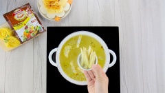Cách làm lẩu chay: Bắc nồi với 1.5 lít nước lọc, cho các nguyên liệu gồm 100gr mía lau, 100gr bắp Mỹ, 100gr củ cải trắng, 50gr củ cả muối vào hầm 30-45 phút để lấy nước hầm, lọc bỏ xác rau củ. Bắc lên bếp một chiếc nồi sạch, làm nóng 2 muỗng canh dầu ăn rồi cho 50gr hành boa rô cắt lát vào phi vàng thơm. Chế nước hầm rau củ vào nồi, thêm 150gr bắp Mỹ cắt lát, 50gr bắp non, 50gr cà rốt, 50gr nấm rơm vào đun sôi cho rau củ chín.