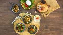 Trứng vịt lộn nướng muối ớt món ăn vặt không hề ngán, vì có sốt muối ớt đậm đà, đủ các vị cay, mặn, ngọt. Kèm theo đó, mỡ hành cho vừa phải khiến cho trứng vịt có độ béo. Cùng Cooky thực hiện món trứng vịt lộn làm ngất ngây nhiều tín đồ ẩm thực này nhé!