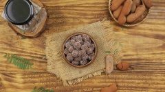 Thành phẩm: Kẹo có độ dẻo, màu nâu đậm áo đều đường bên ngoài. Vị chua của me hài hòa với vị cay ngọt từ đường và bột ớt. Sử dụng bột xí muội giúp món kẹo tăng thêm hương vị.