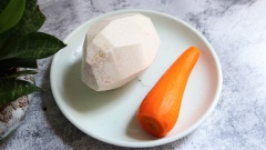 Khoai môn và cà rốt mỗi loại đem bào vỏ, rửa sạch, sau đó bào thành những sợi dài nhỏ, mỗi loại lấy 100gr.