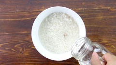 Vo sạch gạo tẻ, sau đó đổ vào 300ml nước, ngâm gạo tẻ qua đêm (ít nhất 4 tiếng) cho gạo nở. Cho cả gạo và nước ngâm vào máy xay đến khi hạt gạo nhỏ nát li ti để cháo sườn được mịn.