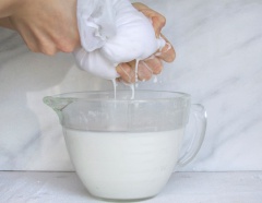 Vo gạo thật sạch với nước, chắc hết nước và để ráo. Có thể sử dụng nước cốt dừa lon hoặc tự tay bạn vắt lấy nước cốt dừa nhé.