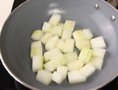 Làm nóng 2 muỗng canh dầu ăn trong chảo, cho bí đao vào, chiên sơ qua. Vớt bí ra đĩa, để nguội.