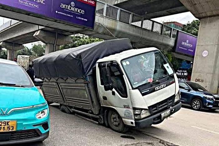 Ô tô tải lại bất ngờ 'lọt hố' giữa đường Nguyễn Trãi - Báo Sức Khỏe &amp; Đời Sống