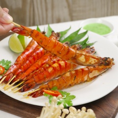 Cho tôm ra đĩa, dùng kèm với rau răm, chấm muối tiêu chanh hoặc muối ớt xanh đều ngon. Một chút cay nồng của ớt, một chút dai, ngon ngọt của thịt tôm cùng với vị mặn đậm đà của muối sẽ khiến cho bạn càng ăn càng mê.