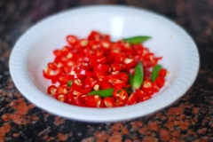 Tôm rửa sạch, bỏ đầu tôm, dùng kéo cắt chân tôm, cho ra đĩa. Hành lá, ớt cắt nhỏ.