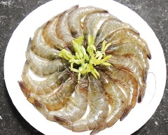 Tôm rửa sạch, bóc vỏ, rút chỉ đen. Nghêu rửa sạch, luộc sơ đến khi nghêu mở miệng, lấy phần thịt nghêu để riêng. Nấm đông cô ngâm nở, cắt bỏ chân.