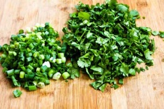 Dưa leo rửa sạch, cắt khúc vừa ăn, bỏ ruột. Cà rốt rửa sạch, gọt vỏ, cắt khoanh tròn nhỏ. Hành lá, rau mùi rửa sạch, cắt nhỏ.