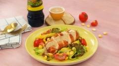 Bày salad ra đĩa, cho ức gà đã cắt lên mặt, rưới thêm sốt rồi thưởng thức. Salad gà sốt mè rang mang đến màu sắc bắt mắt mà cách làm cực kì đơn giản. Với sốt mè rang có vị chua ngọt dịu kết hợp cùng ức gà và các loại rau tươi mát sẽ là món khai vị ngon miệng, tốt cho sức khoẻ gia đình bạn.