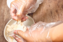Thịt gà rửa sạch, cho vào nồi luộc chín rồi vớt ra, xé nhỏ.
