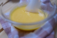 Cho thêm vào chỗ trứng đánh gồm: 40gr bơ lạt đun chảy, 40ml sữa tươi không đường, 1/2 muỗng cà phê tinh chất vani, khuấy đều.