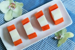Các bạn đong nước vào ruột quả đu đủ để biết lượng thạch cần nấu là bao nhiêu ml nhé. Như quả trong hình của Bếp cần 250ml thạch. Chúng ta cũng có thể nấu nhiều thạch một chút, ngoài phần rót vào ruột quả đu đủ, phần còn lại rót vào khuôn có món thạch sữa dừa cũng ngon. Bếp nấu hết gói thạch 25g, nếu các bạn nấu ít hơn thì cân chỉnh theo tỉ lệ nhé.