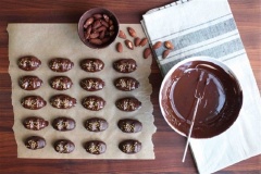 Chocolate đem đun tan chảy rồi phủ kín lên chiếc kẹo. Để cho kẹo tự đông hoặc cho vào tủ lạnh cũng được. Rắc thêm chút đường nâu để trang trí tùy thích nè. Đợi chocolate khô hoàn toàn là có thể sử dụng rồi.