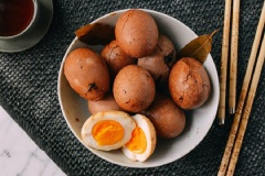 Trứng ngâm tương thảo mộc với cách làm đơn giản và dễ dàng sẽ cho bạn một món trứng ngon ngon, đậm đà gia vị và thơm lừng hương thảo mộc đấy. Nhanh tay lưu lại ngay công thức và làm để dành ăn nhé.