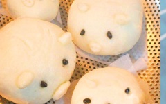 Lót giấy vào dưới bánh bao. Cho bánh vào xửng hấp. Bánh bao hấp chín trong khoảng 15-20 phút (tính từ lúc nước sôi).
