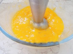 Sau đó cho kem và nước cốt chanh vào trộn chung, cuối cùng đổ 1 phần gelatine vào khuấy đều.
