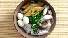 Bày trí bánh canh hẹ: Cho sợi bánh canh bột gạo đã trụng nước sôi ra tô, xếp lên chả cá chiên, trứng cút luộc và 1 nắm hành hẹ thái nhuyễn, múc vài vá nước dùng chan vào cho xâm xấp mặt bánh canh là được.