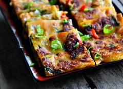 Bánh chiên xong, bạn cắt thành miếng vuông nhỏ nhé. Món ăn rất dễ làm chỉ với rau củ bào sợi, trộn cùng trứng, bột mì và ít gia vị. Đặc biệt có tương ớt Hàn Quốc càng làm dậy mùi thơm.