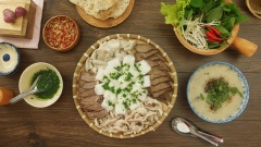 Dọn mâm bánh hỏi lòng heo cùng tô cháo, xà lách và rau thơm, thêm chén nước mắm chua ngọt nữa là hết sảy. Cuối tuần các bạn thử đổi khẩu vị cho cả gia đình bằng món bánh hỏi lòng heo trứ danh đất miền Trung này nhé. Chắc chắn mọi người sẽ mê tít cho mà xem.