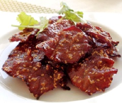 Khô bò không cần lò nướng với những lát thịt khô mỏng, màu nâu cánh gián bắt mắt. Ngấm đều gia vị mặn ngọt. Đặc biệt có thêm mè trắng béo thơm hấp dẫn. Dùng ăn chơi hoặc mồi nhấm bia rượu đều tuyệt.