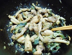 Phi thơm hành, tỏi băm còn lại với 1 muỗng canh dầu ăn, cho thịt ếch vào xào với lửa lớn. Sau đó cho thịt ếch ra một chén.