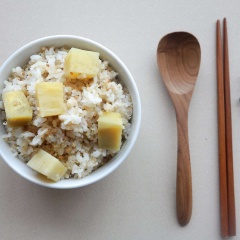 Cơm khoai lang hạt diêm mạch với diêm mạch rất giàu vitamin, protein và khoáng chất. Nó không chứa bất kỳ gluten có thể gây dị ứng, giúp cải thiện tiêu hóa và dị ứng...