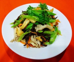 Cho đậu cô ve xào chay ra đĩa, bày trí đẹp mắt là có thể dọn ra mâm cơm chay và thưởng thức cùng gia đình rồi nhé.